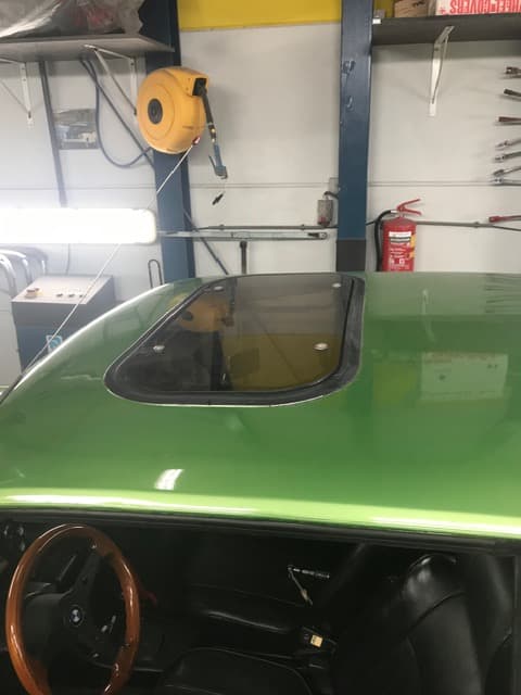 Klassieke auto klaar voor inspectie in de werkplaats