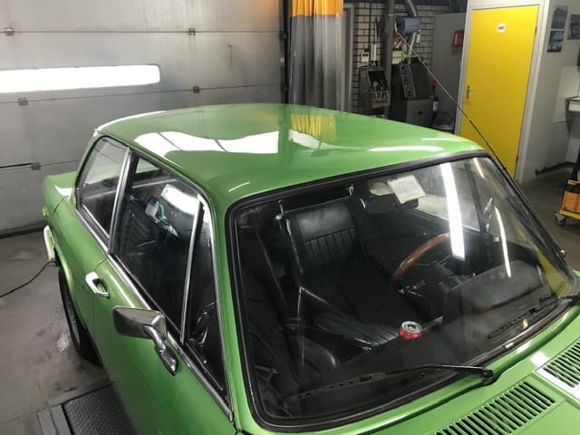 Inspectie klassieke auto onderzicht