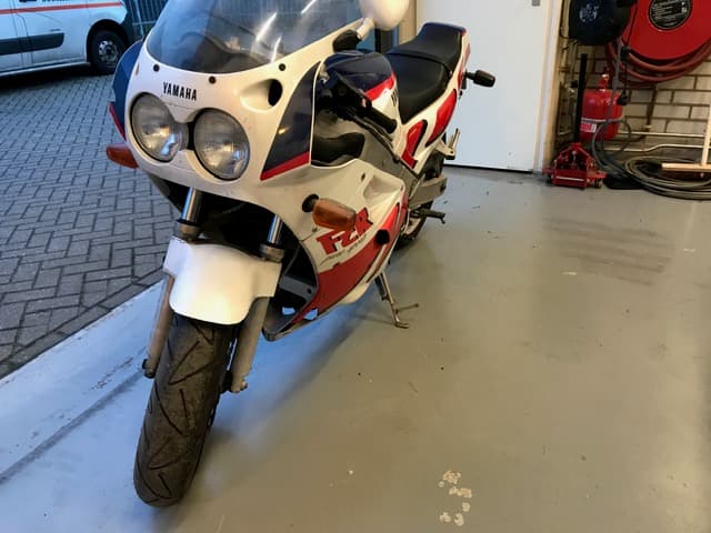 Klassieke Yamaha sportmotor klaar voor inspectie in de werkplaats