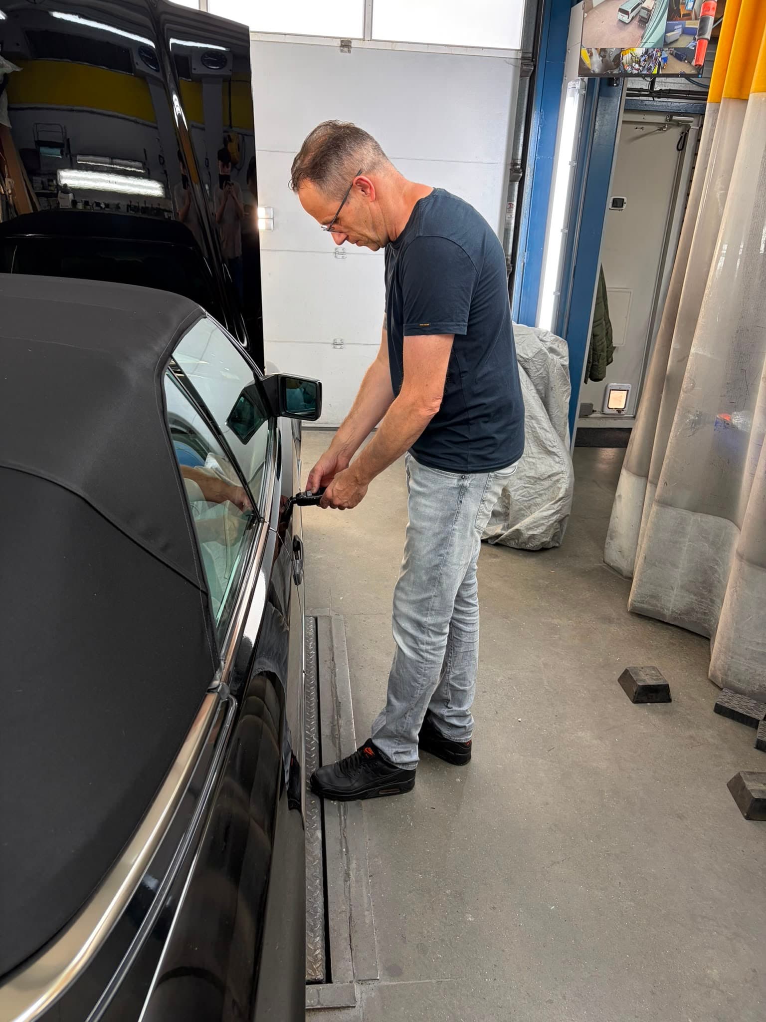 Sander kijkt mee tijdens een bezichtiging