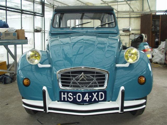 Blauwe Citroën 2CV tijdens restauratie in de werkplaats